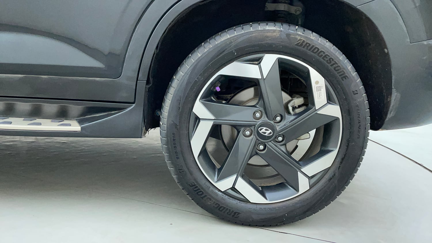 Used 2023 Hyundai Alcazar Signature (O) 6 STR 1.5 Petrol DCT Petrol Automatic tyres LEFT REAR TYRE RIM VIEW