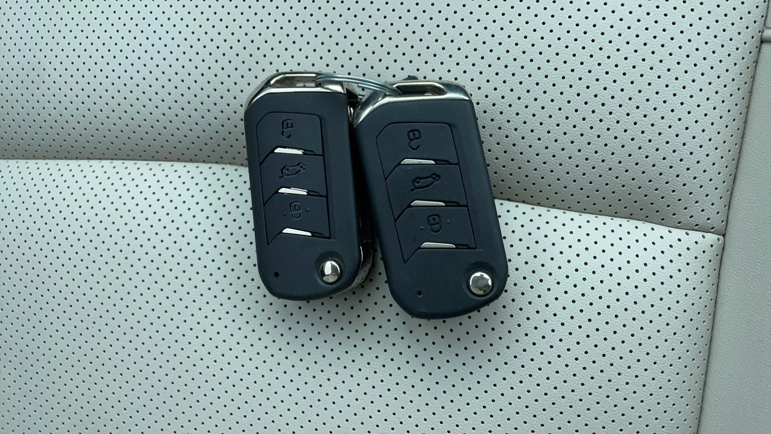Used 2025 Mahindra XUV700 AX7 Petrol MT 7 STR Petrol Manual extra CAR KEY VIEW