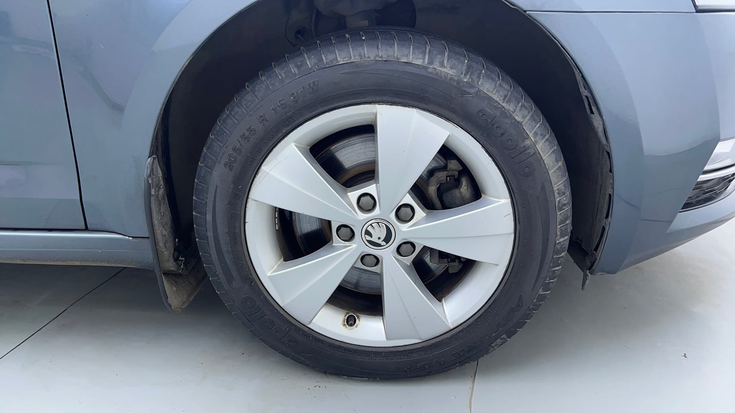 Used 2018 Skoda Octavia 1.8 TSI Style AT Petrol Automatic tyres RIGHT FRONT TYRE RIM VIEW