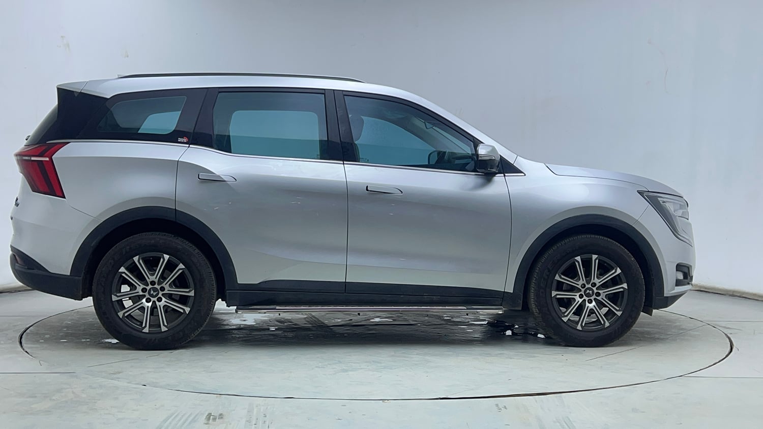 Used 2024 Mahindra XUV700 AX 7 Petrol AT Luxury Pack 7 STR Petrol Automatic exterior RIGHT SIDE VIEW