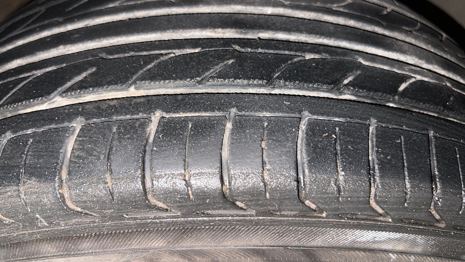 Used 2013 Volkswagen Polo Comfortline 1.2L (P) Petrol Manual tyres RIGHT FRONT TYRE TREAD VIEW