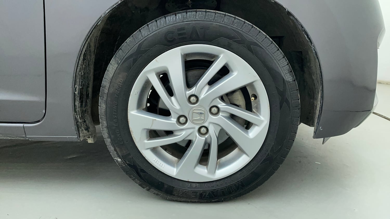 Used 2019 Honda Jazz VX CVT Petrol Petrol Automatic tyres RIGHT FRONT TYRE RIM VIEW