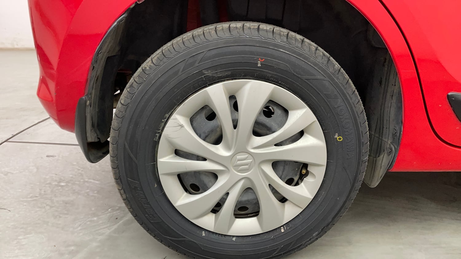 Used 2022 Maruti Suzuki Swift VXi AMT Petrol Automatic tyres RIGHT REAR TYRE RIM VIEW