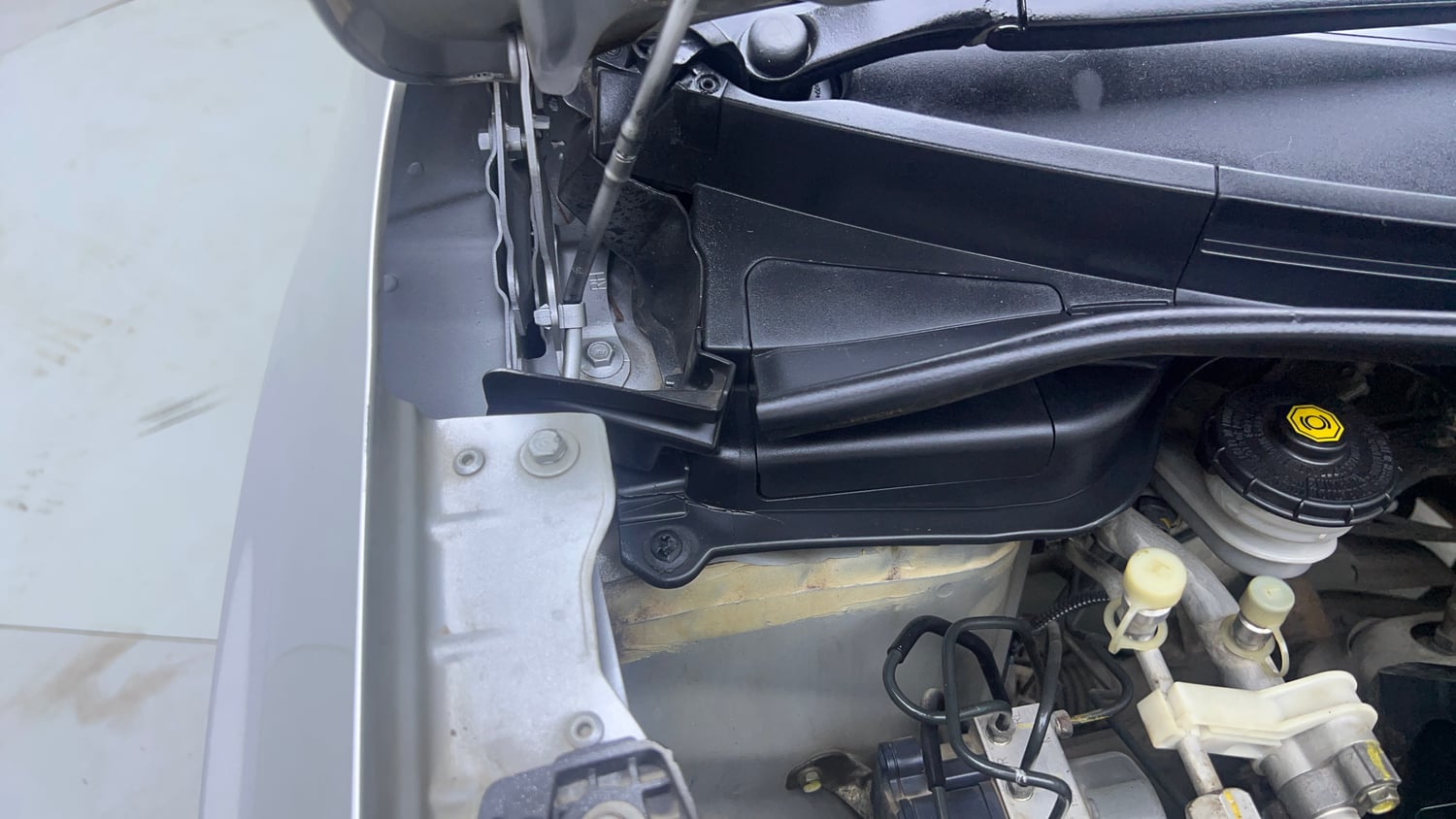 Used 2017 Honda WR-V VX MT Petrol Petrol Manual engine ENGINE RIGHT SIDE HINGE & APRON VIEW