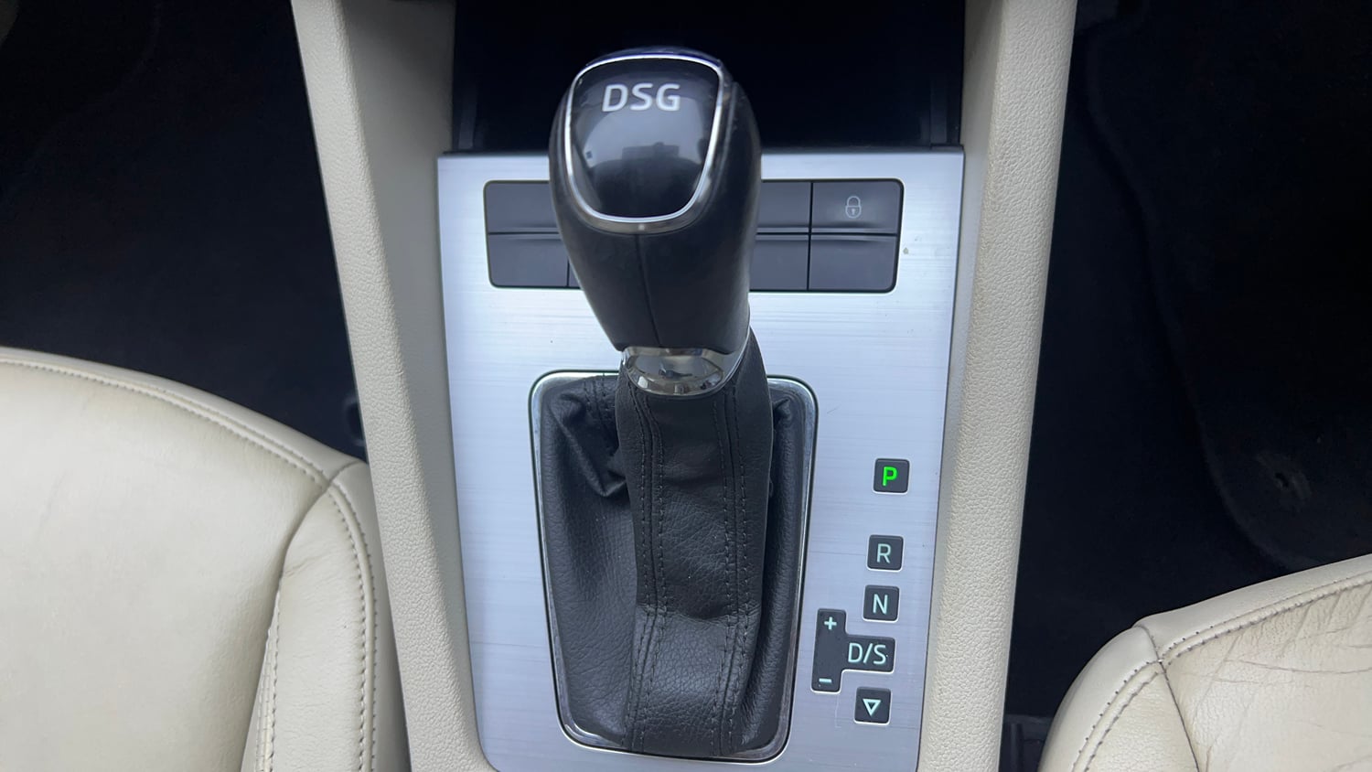 Used 2018 Skoda Octavia 1.8 TSI Style AT Petrol Automatic interior GEAR  KNOB VIEW