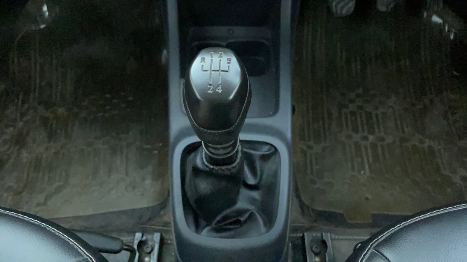 Used 2016 Renault Kwid 1.0 RXT Petrol Manual interior GEAR  KNOB VIEW