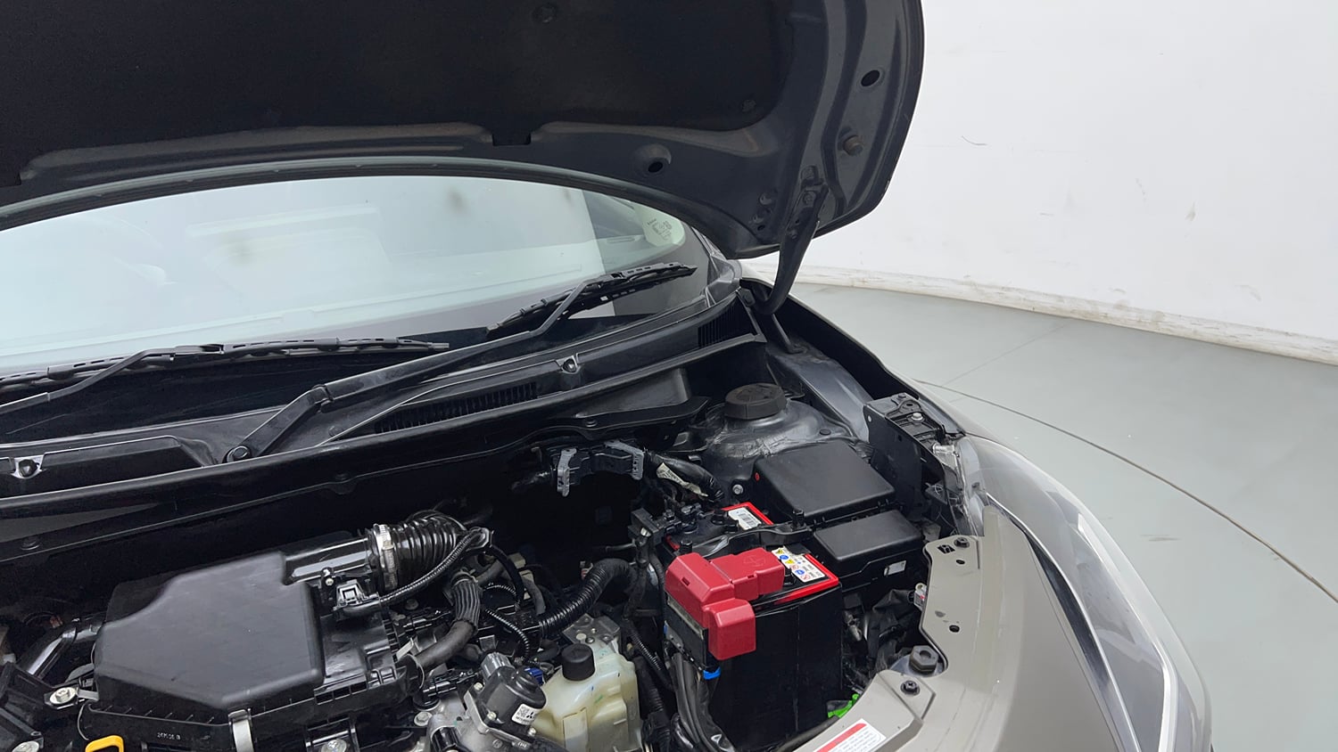 Used 2024 Maruti Suzuki Swift VXi (O) AMT Petrol Automatic engine ENGINE LEFT SIDE HINGE & APRON VIEW