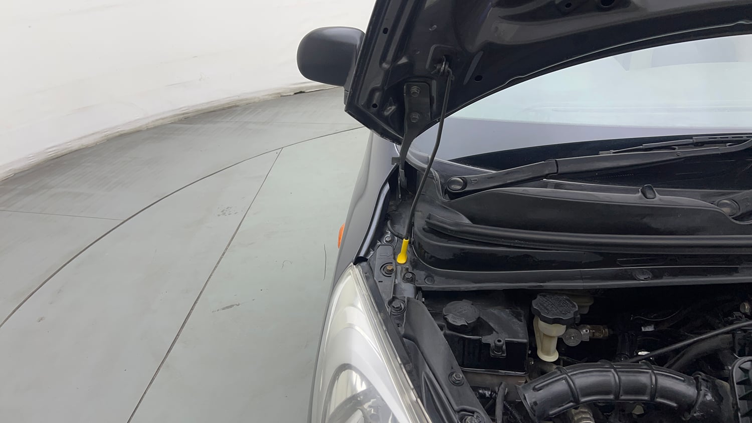 Used 2015 Hyundai i10 Magna 1.1 CNG (Outside Fitted) Cng Manual engine ENGINE RIGHT SIDE HINGE & APRON VIEW