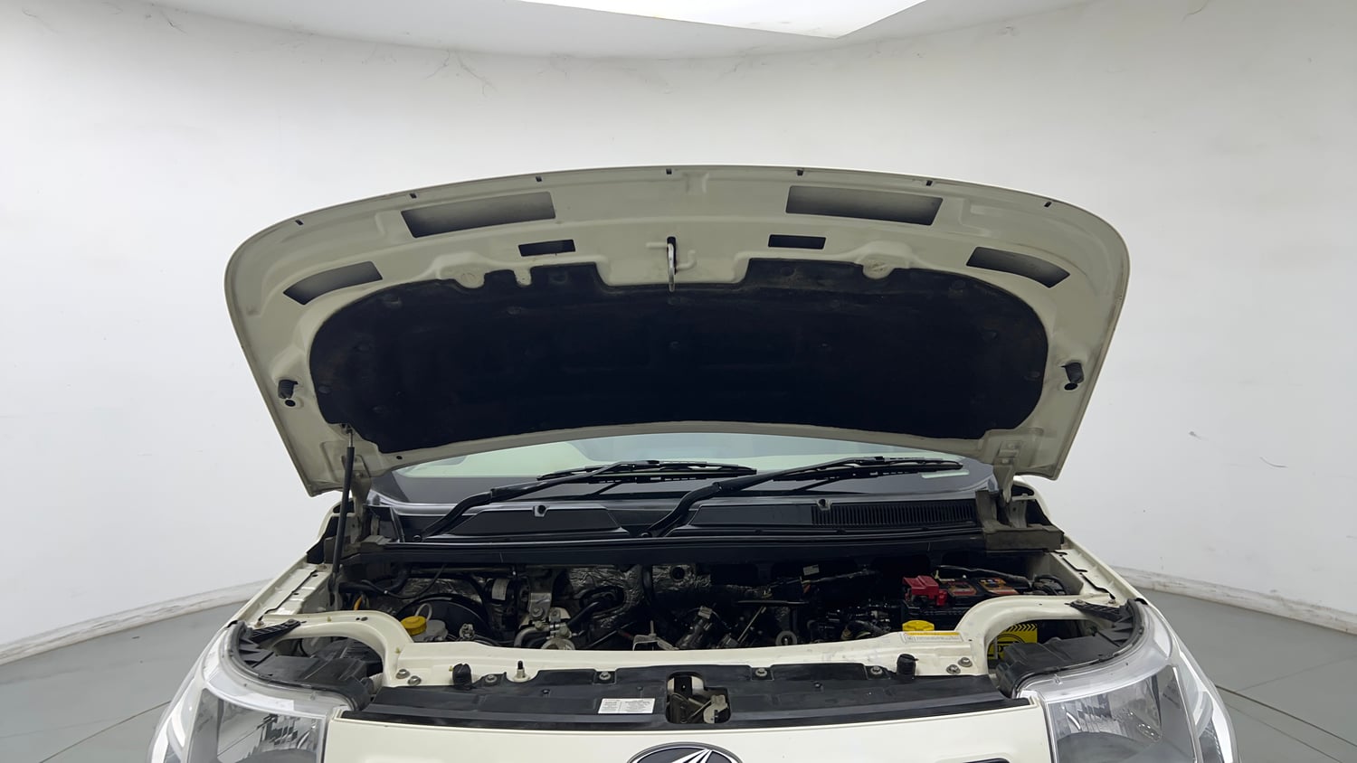 Used 2019 Mahindra TUV300 T4 Plus Diesel Manual engine ENGINE & BONNET OPEN FRONT VIEW