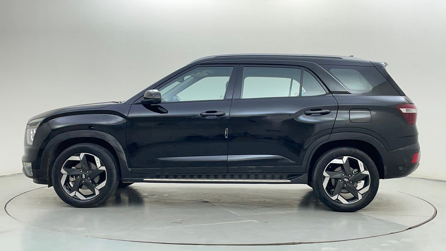 Used 2023 Hyundai Alcazar Signature (O) 6 STR 1.5 Petrol DCT Petrol Automatic exterior LEFT SIDE VIEW