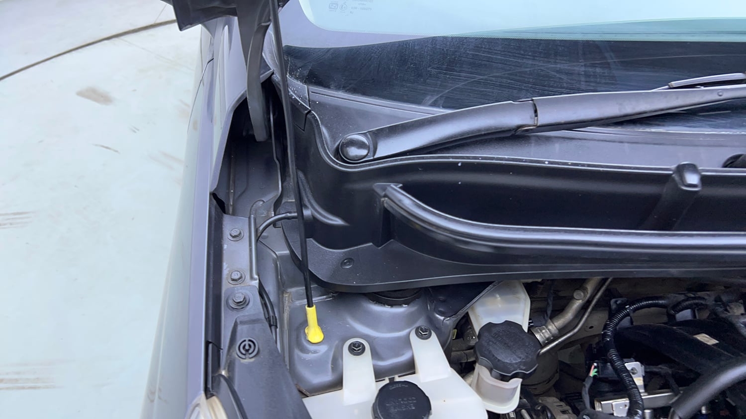 Used 2019 Hyundai Santro Sportz CNG Cng Manual engine ENGINE RIGHT SIDE HINGE & APRON VIEW