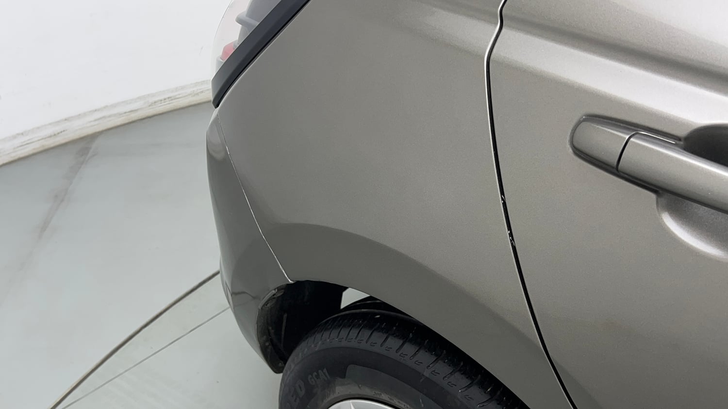 Used 2024 Maruti Suzuki Swift VXi (O) AMT Petrol Automatic dents MINOR SCRATCH