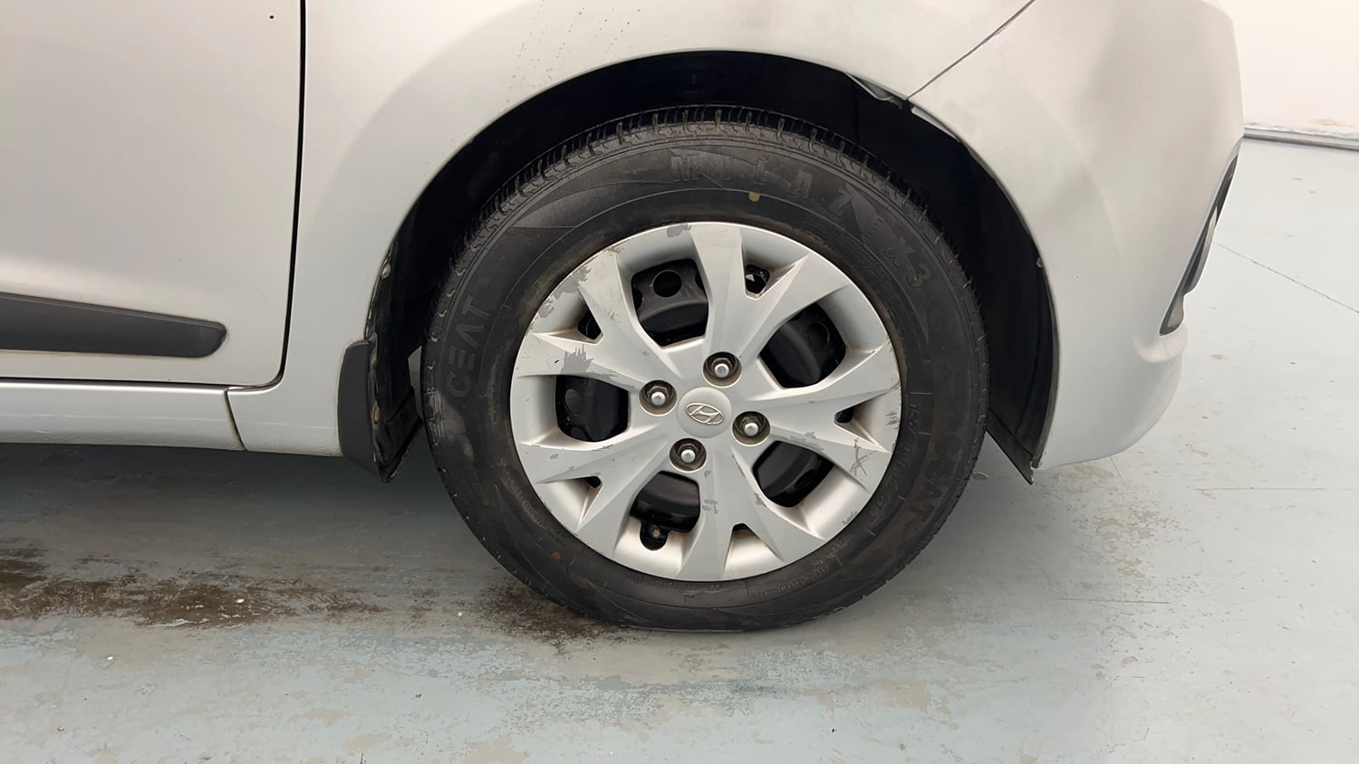 Used 2016 Hyundai Grand i10 Sportz 1.2 Kappa VTVT Petrol Manual tyres RIGHT FRONT TYRE RIM VIEW
