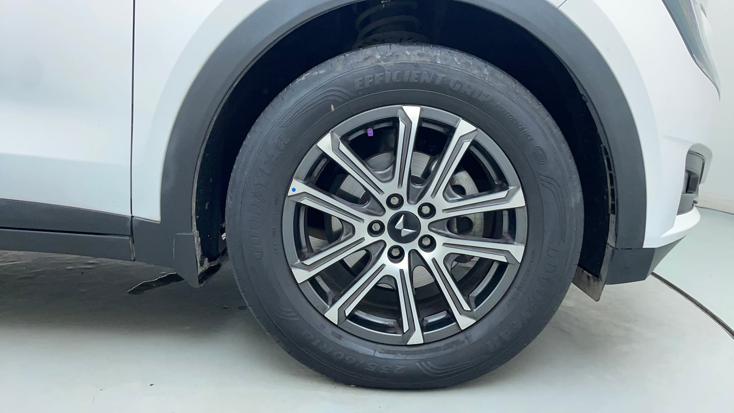 Used 2025 Mahindra XUV700 AX7 Petrol MT 7 STR Petrol Manual tyres RIGHT FRONT TYRE RIM VIEW