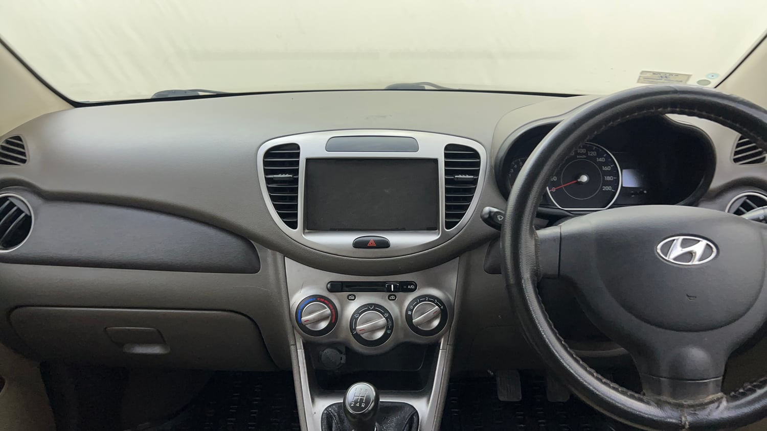 Used 2015 Hyundai i10 Magna 1.1 iRDE2 Petrol Manual interior MUSIC SYSTEM & AC CONTROL VIEW