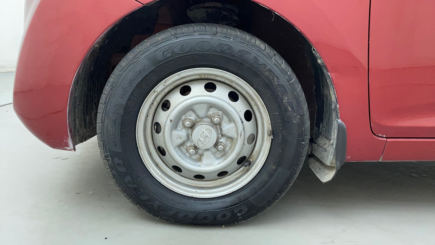 Used 2014 Hyundai Eon Era + Petrol Manual tyres LEFT FRONT TYRE RIM VIEW