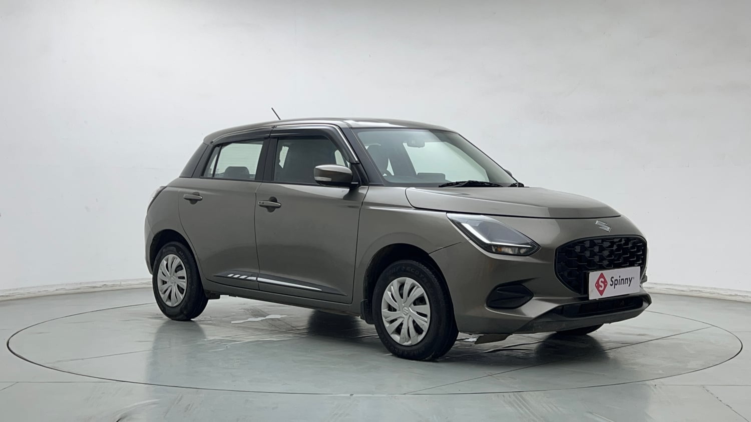 Used 2024 Maruti Suzuki Swift VXi (O) AMT Petrol Automatic exterior RIGHT FRONT CORNER VIEW