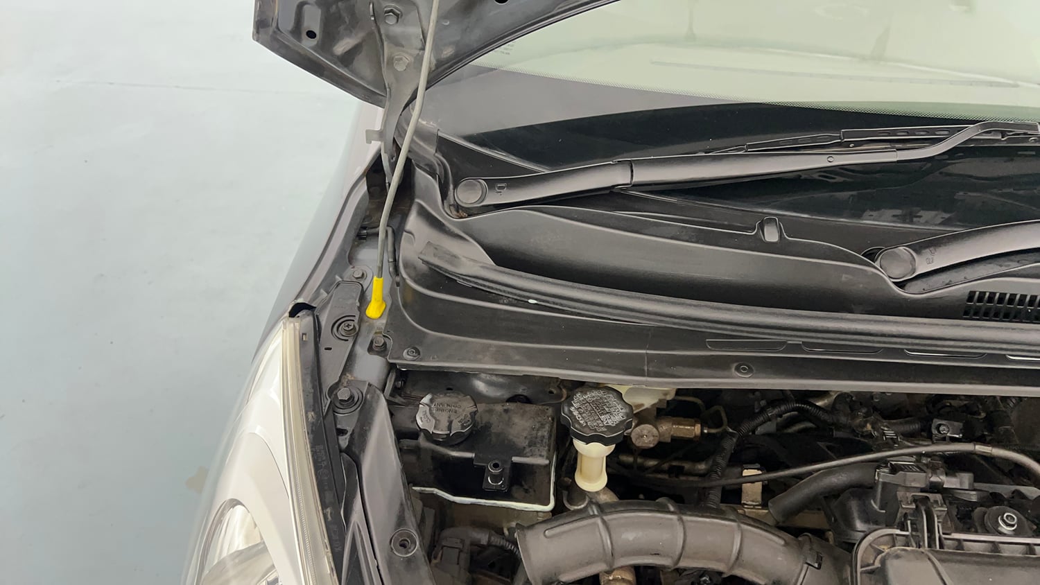 Used 2014 Hyundai i10 Sportz 1.1 iRDE2 Petrol Manual engine ENGINE RIGHT SIDE HINGE & APRON VIEW