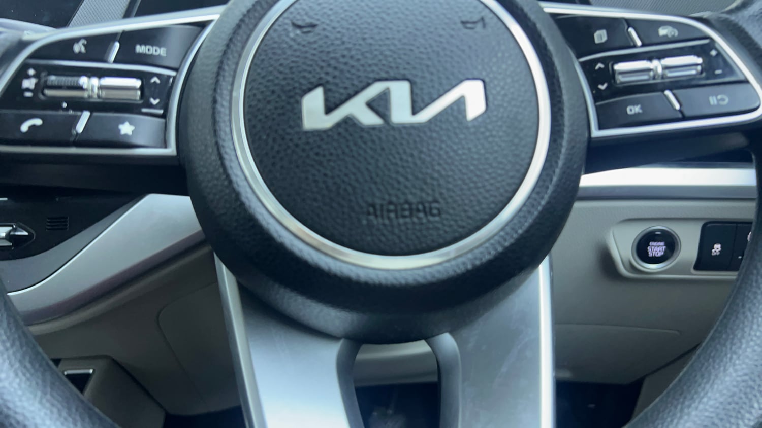 Used 2022 Kia Carens Prestige Plus 1.4 Petrol MT 7 STR Petrol Manual top_features Airbags