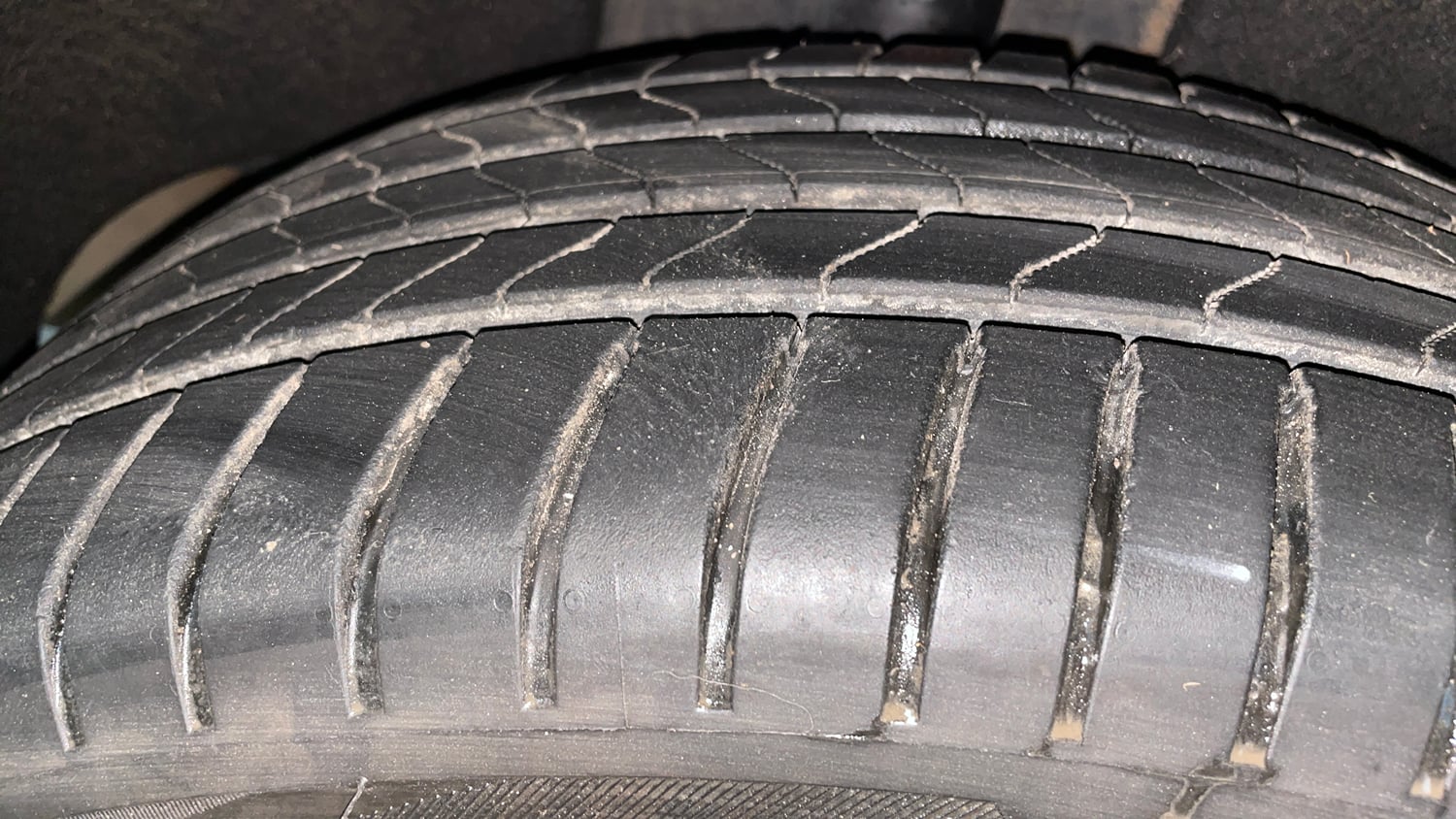 Used 2023 Hyundai Alcazar Signature (O) 6 STR 1.5 Petrol DCT Petrol Automatic tyres RIGHT REAR TYRE TREAD VIEW