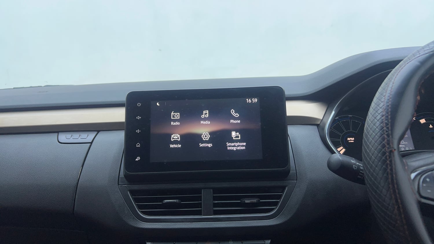 Used 2021 Renault Kiger RXT (O) MT Dual Tone Petrol Manual top_features Integrated (in-dash) music system