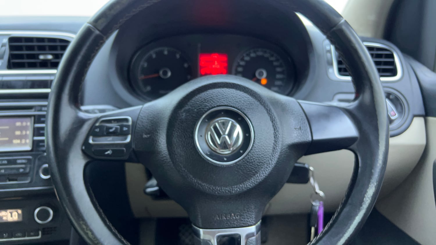 Used 2013 Volkswagen Polo Highline1.2L (P) Petrol Manual top_features Steering mounted controls