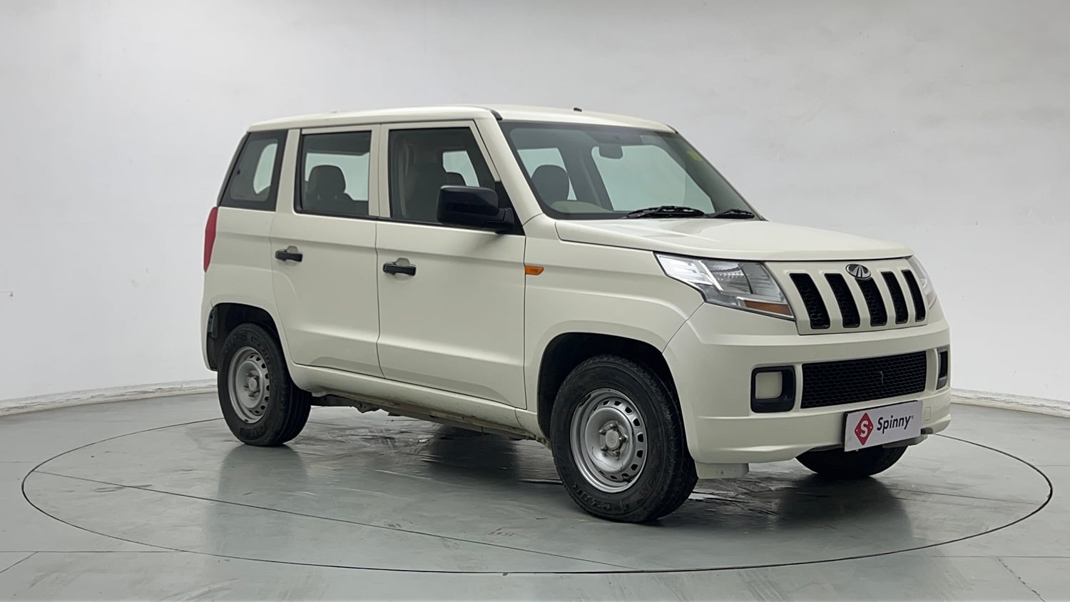 Used 2019 Mahindra TUV300 T4 Plus Diesel Manual exterior RIGHT FRONT CORNER VIEW