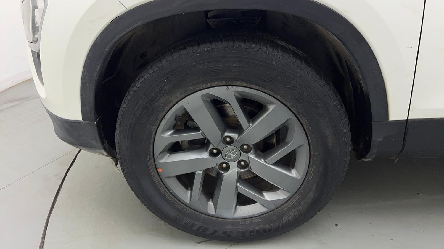 Used 2022 Tata Safari XTA Plus Diesel Automatic tyres LEFT FRONT TYRE RIM VIEW