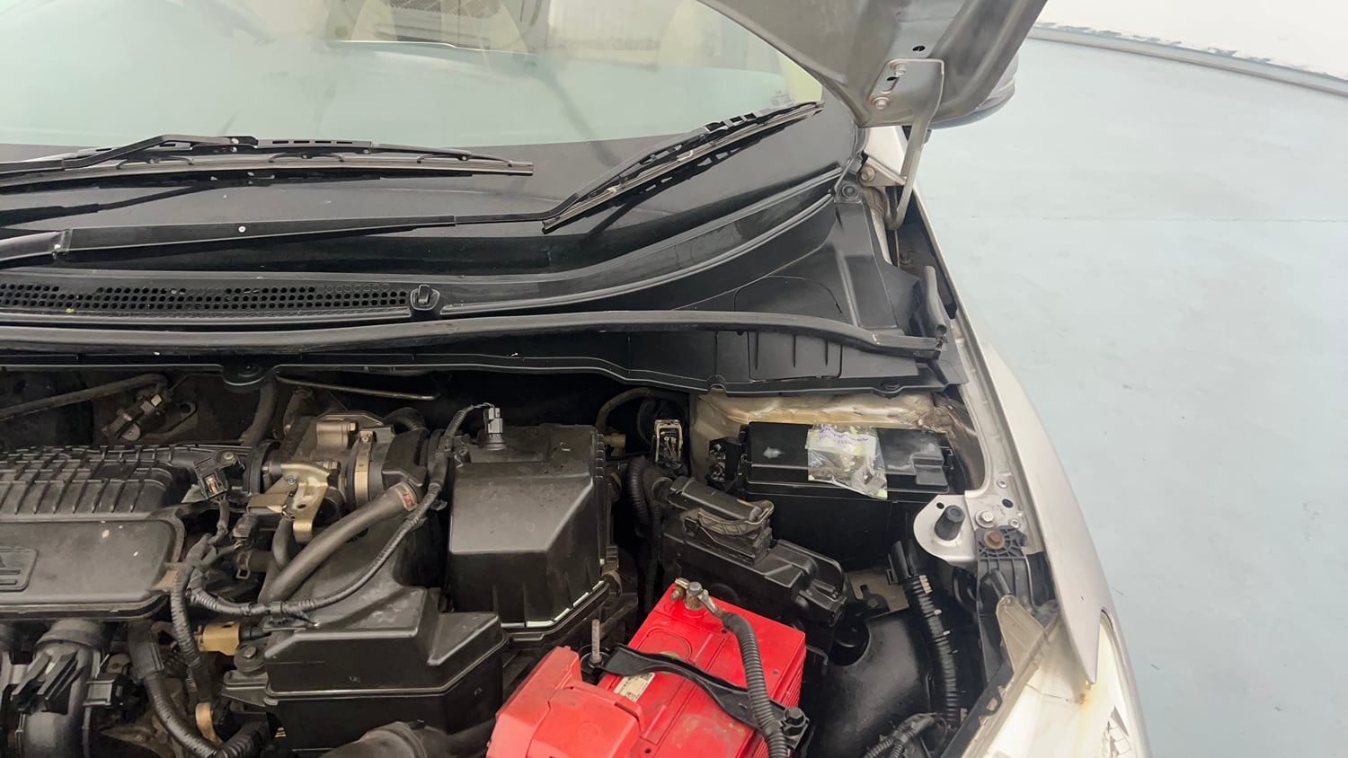 Used 2014 Honda City VX Petrol Manual engine ENGINE LEFT SIDE HINGE & APRON VIEW