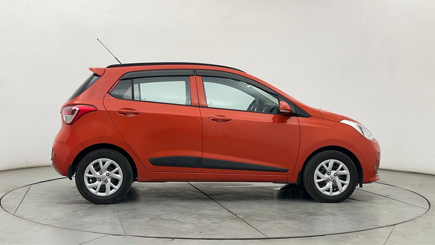 Used 2018 Hyundai Grand i10 Sportz 1.2 Kappa VTVT Petrol Manual exterior RIGHT SIDE VIEW