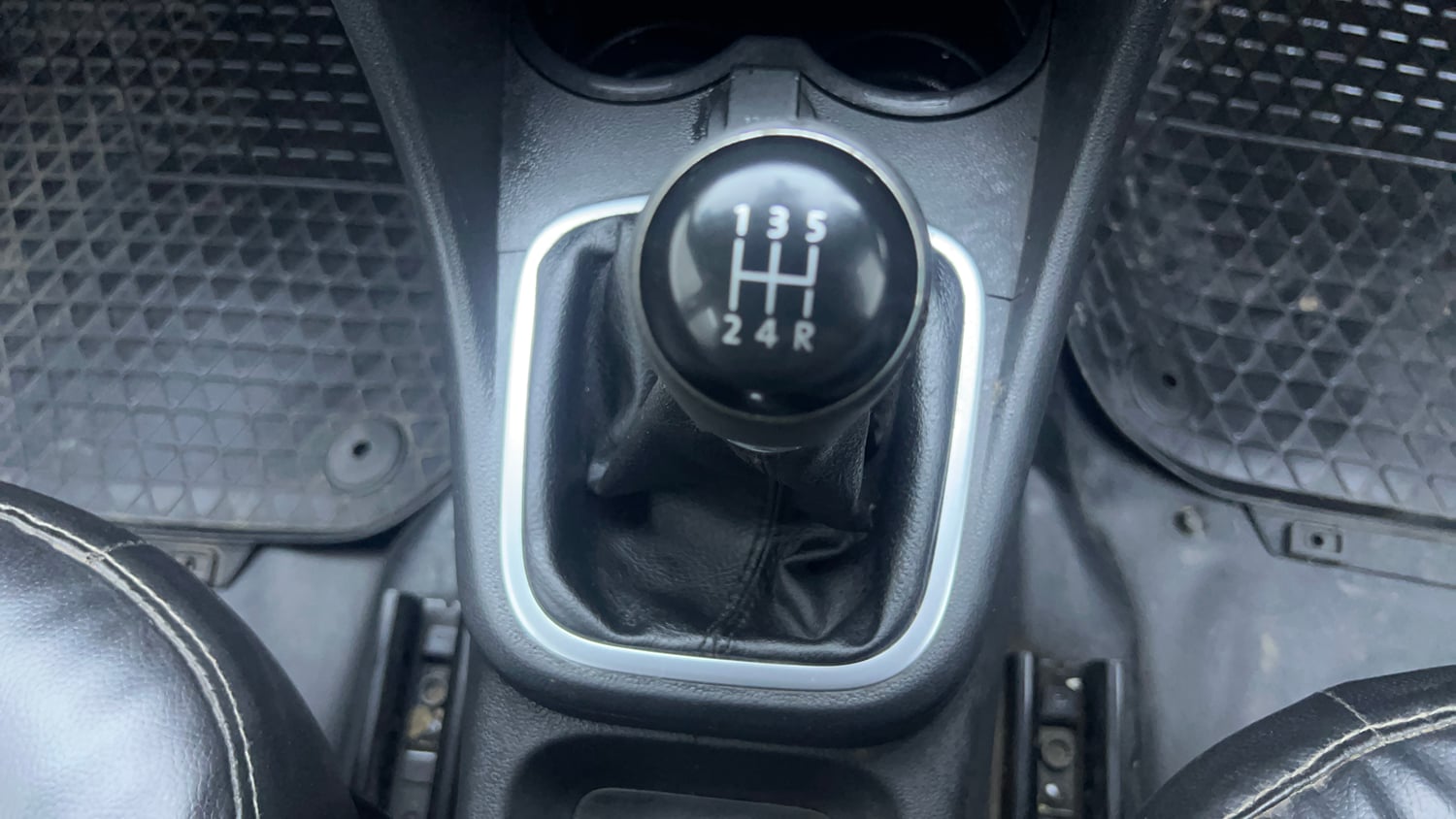 Used 2019 Volkswagen Polo Highline Plus 1.0 (P) 16 Alloy Petrol Manual interior GEAR  KNOB VIEW