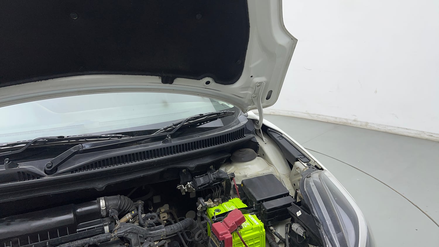 Used 2021 Maruti Suzuki Baleno Delta Petrol Manual engine ENGINE LEFT SIDE HINGE & APRON VIEW