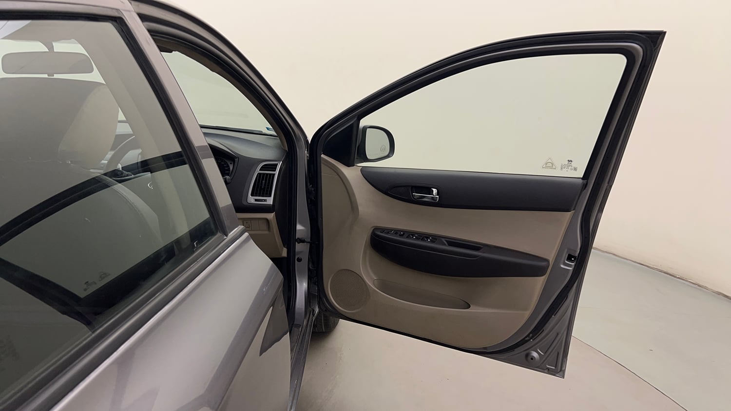Used 2013 Hyundai i20 Magna (O) 1.2 Petrol Manual interior RIGHT FRONT DOOR OPEN VIEW