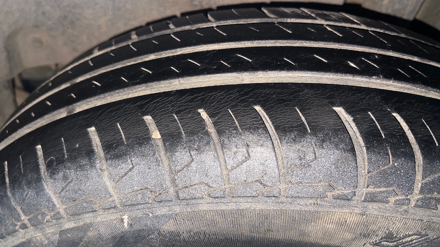 Used 2014 Maruti Suzuki Swift Dzire VXI Petrol Manual tyres LEFT REAR TYRE TREAD VIEW