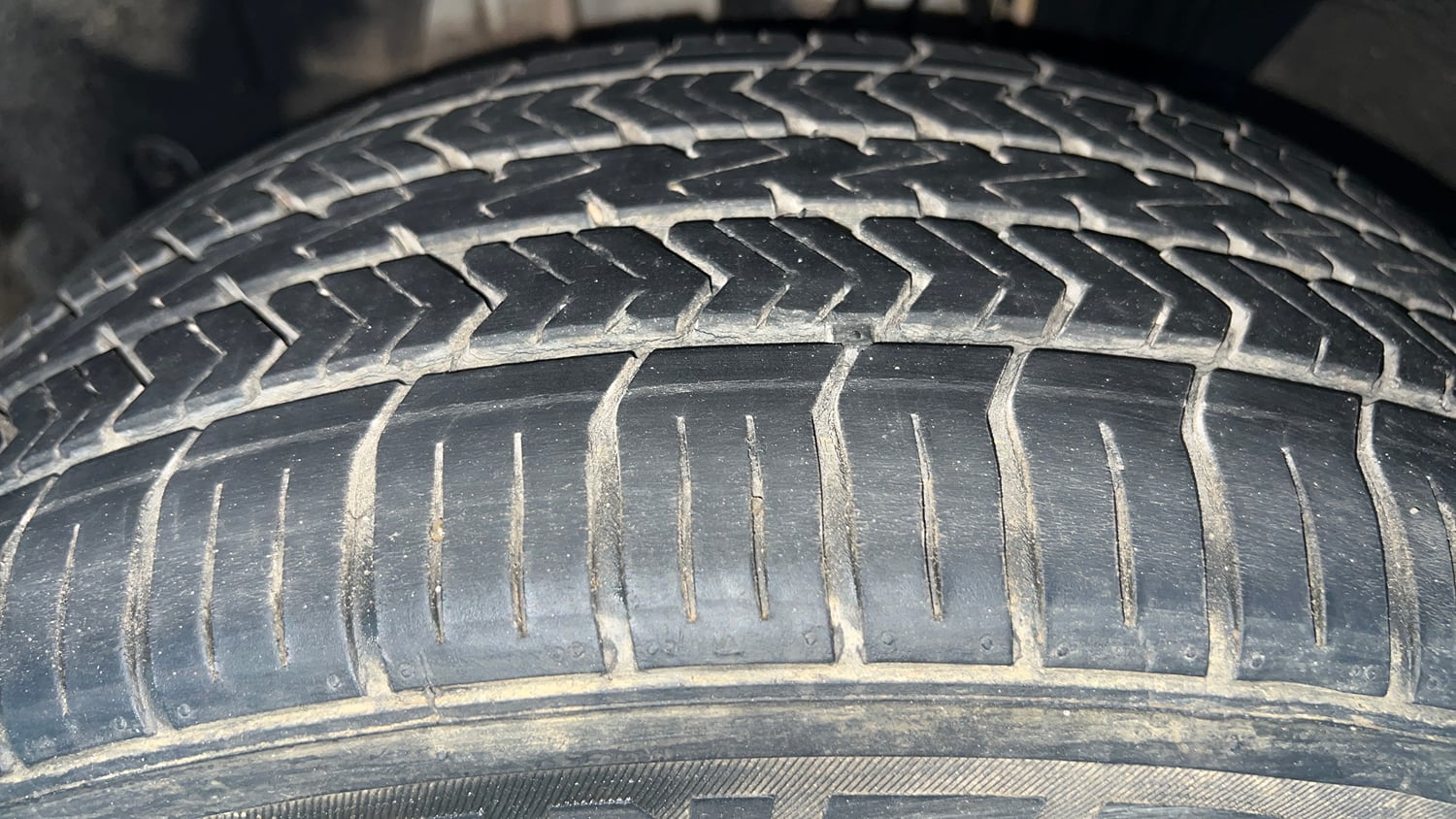 Used 2021 Nissan Magnite XL Petrol Manual tyres LEFT FRONT TYRE TREAD VIEW