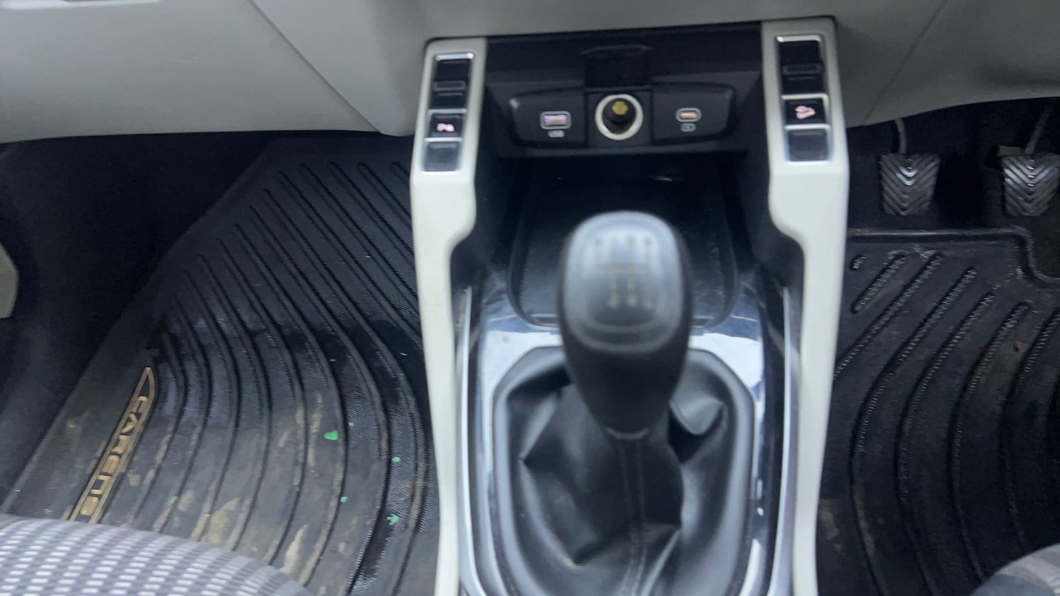 Used 2022 Kia Carens Prestige Plus 1.4 Petrol MT 7 STR Petrol Manual interior GEAR  KNOB VIEW