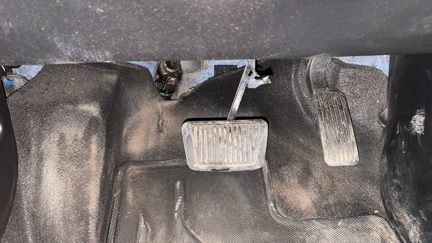 Used 2023 Hyundai Alcazar Signature (O) 6 STR 1.5 Petrol DCT Petrol Automatic interior PEDALS VIEW