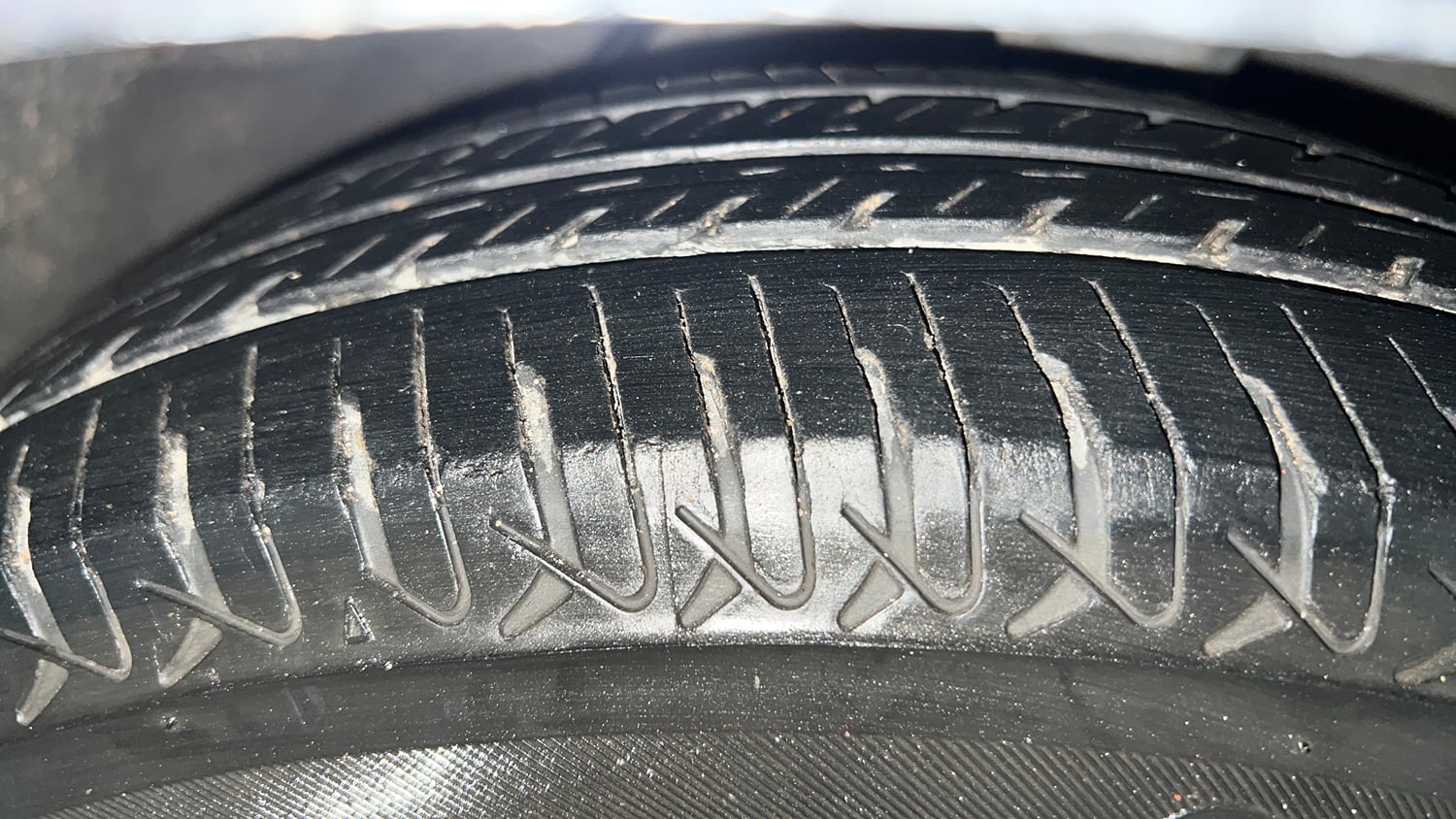 Used 2014 Hyundai i10 Sportz 1.1 iRDE2 Petrol Manual tyres RIGHT FRONT TYRE TREAD VIEW