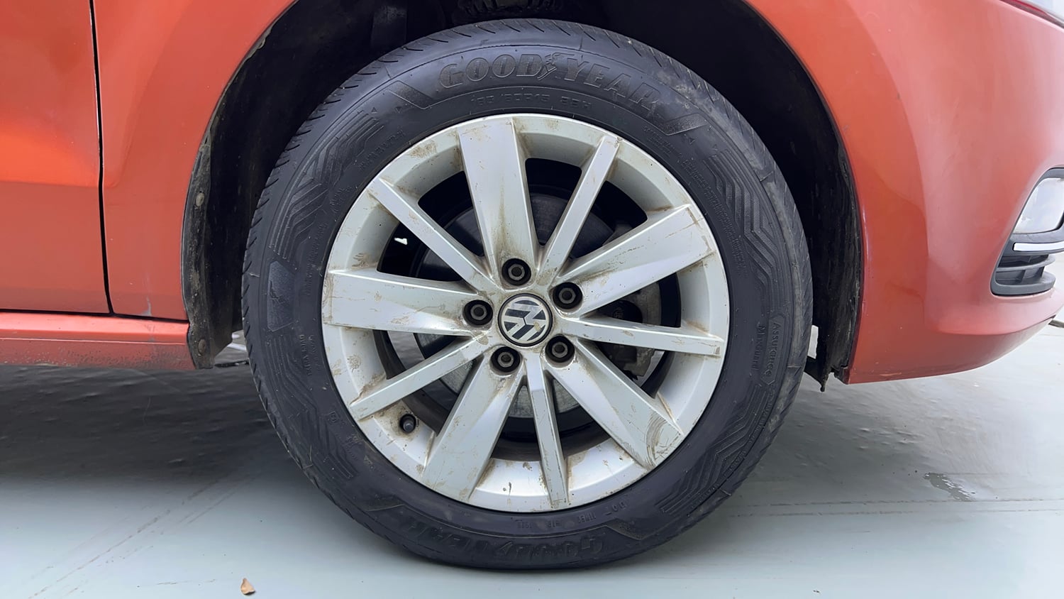 Used 2015 Volkswagen Polo Highline1.2L (P) Petrol Manual tyres RIGHT FRONT TYRE RIM VIEW