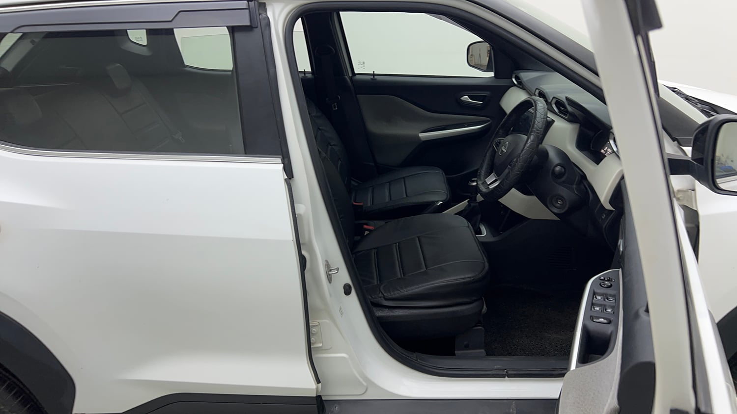 Used 2021 Nissan Magnite XL Petrol Manual interior RIGHT SIDE FRONT DOOR CABIN VIEW