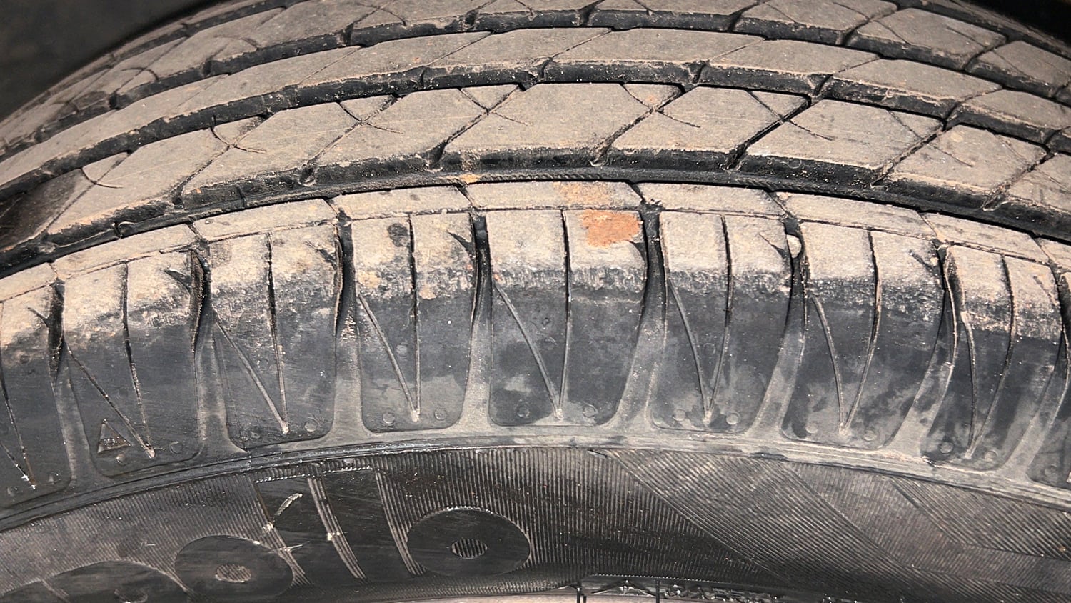 Used 2016 Honda City V Petrol Manual tyres LEFT FRONT TYRE TREAD VIEW