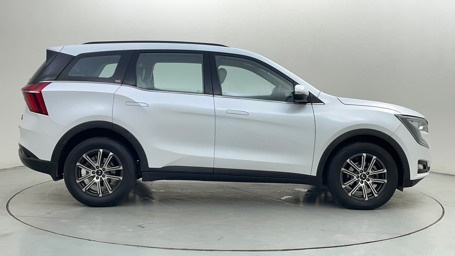 Used 2025 Mahindra XUV700 AX7 Petrol MT 7 STR Petrol Manual exterior RIGHT SIDE VIEW