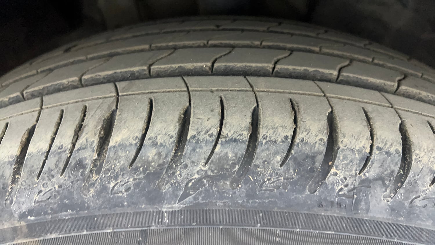 Used 2024 Mahindra XUV700 AX 7 Petrol AT Luxury Pack 7 STR Petrol Automatic tyres RIGHT FRONT TYRE TREAD VIEW