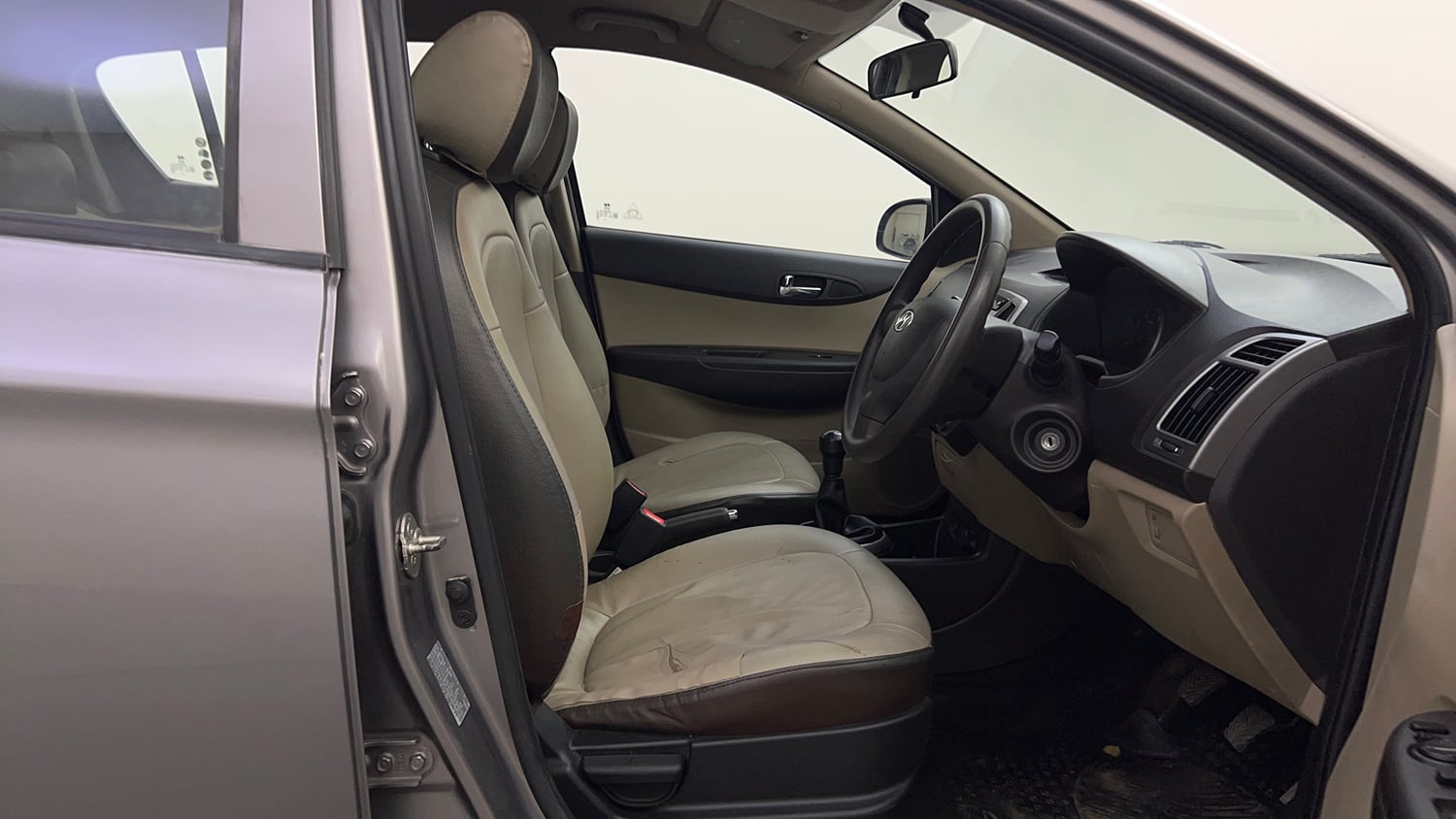 Used 2013 Hyundai i20 Magna (O) 1.2 Petrol Manual interior RIGHT SIDE FRONT DOOR CABIN VIEW