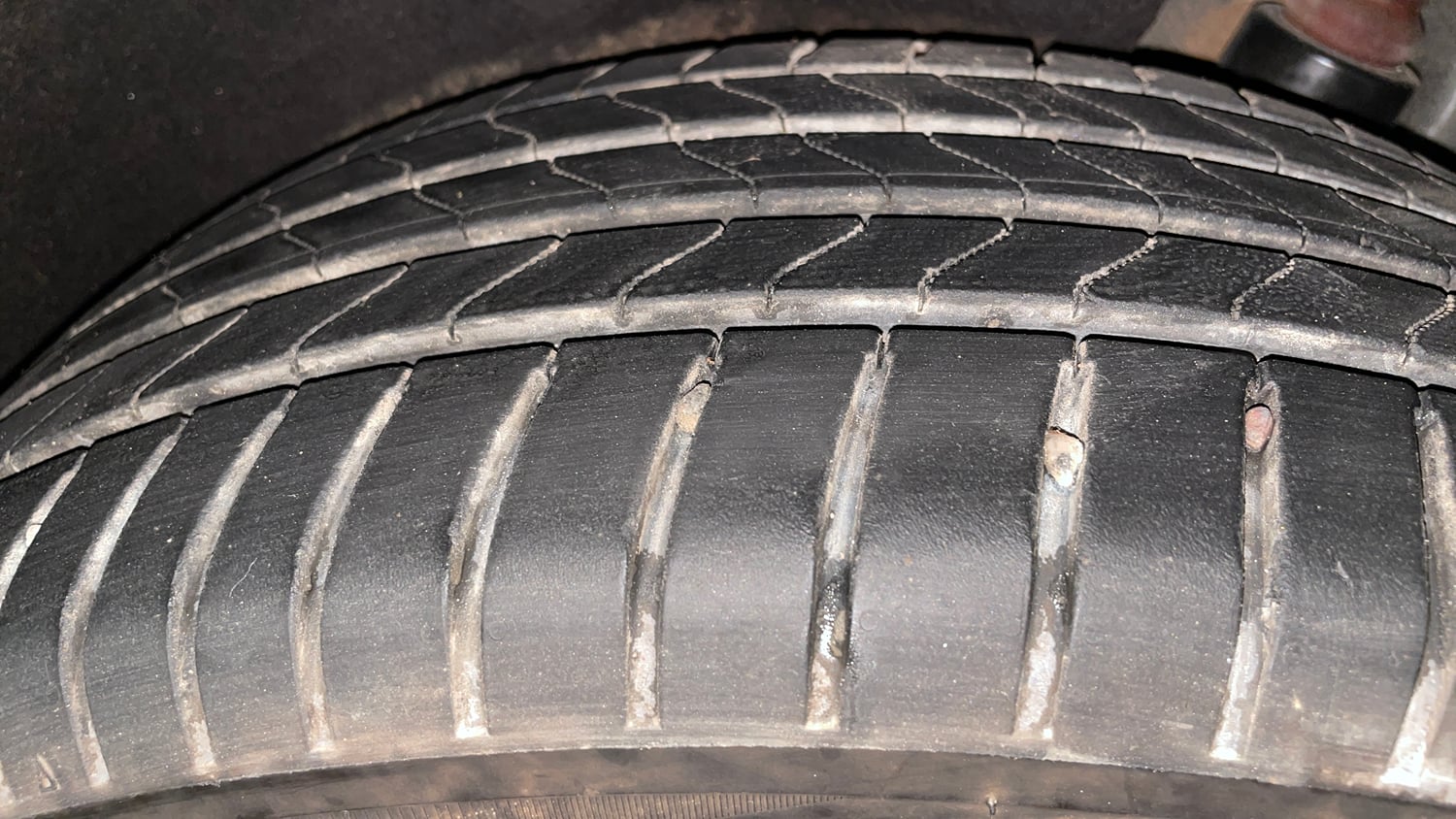 Used 2023 Hyundai Alcazar Signature (O) 6 STR 1.5 Petrol DCT Petrol Automatic tyres LEFT REAR TYRE TREAD VIEW