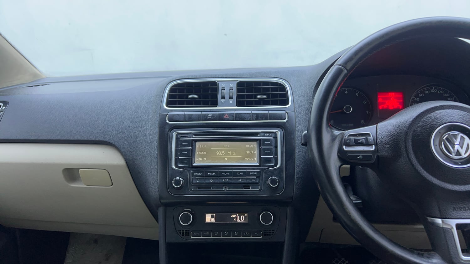 Used 2013 Volkswagen Polo Highline1.2L (P) Petrol Manual interior MUSIC SYSTEM & AC CONTROL VIEW