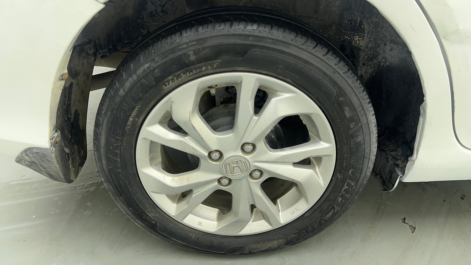 Used 2019 Honda Amaze 1.2 VX CVT Petrol Petrol Automatic tyres RIGHT REAR TYRE RIM VIEW