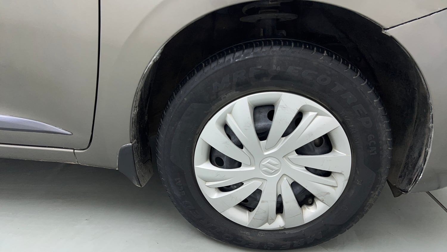 Used 2024 Maruti Suzuki Swift VXi (O) AMT Petrol Automatic tyres RIGHT FRONT TYRE RIM VIEW