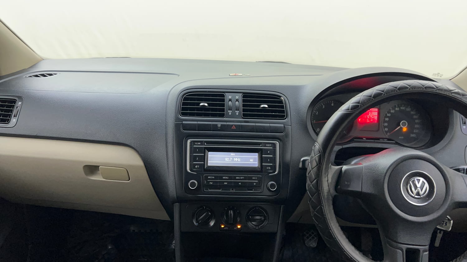 Used 2013 Volkswagen Polo Comfortline 1.2L (P) Petrol Manual interior MUSIC SYSTEM & AC CONTROL VIEW