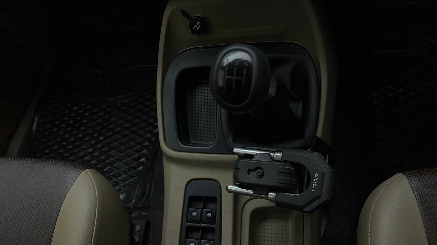 Used 2019 Mahindra TUV300 T4 Plus Diesel Manual interior GEAR  KNOB VIEW
